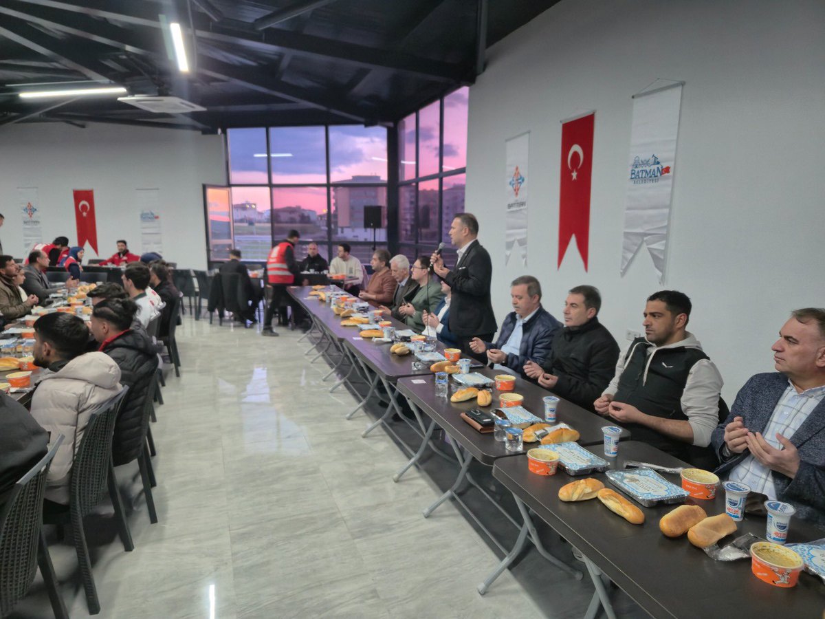 batmanvaliligi's tweet photo. Sivil Toplum Kuruluşları İftar Programında Bir Araya Geldi

Batman’da faaliyet gösteren insani yardım alanındaki Sivil Toplum Kuruluşları (STK), Ramazan ayı dolayısıyla düzenlenen iftar programında buluştu. Sivil Toplum Merkezi’nde (STM) gerçekleştirilen programa il  protokolü ve çok sayıda STK temsilcisi katıldı.

Program, Batman İl Müftüsü tarafından okunan Kur’an-ı Kerim tilaveti ile başladı. Ramazan ayının manevi atmosferinde gerçekleştirilen tilavetin ardından davetliler hep birlikte iftar yaptı.

İftar sonrasında konuşan Vali Yardımcısı  Ekrem Güngör, Ramazan ayının birlik, beraberlik ve dayanışma duygularını güçlendirdiğini belirterek, insani yardım faaliyetlerinin toplumsal dayanışmanın en somut örneklerinden biri olduğunu ifade etti. Kamu kurumları ile sivil toplum kuruluşları arasındaki iş birliğinin önemine dikkat çeken Güngör, özveriyle çalışan tüm STK temsilcilerine teşekkür etti.

Programın sonunda söz alan STK temsilcileri ise sivil toplum çalışmalarına desteklerinden  dolayı Valimiz  Ekrem Canalp’e teşekkürlerini iletti.