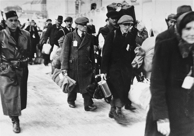 March, 1942 | Start of the deportation to #Auschwitz of at least 69,000 Jews from occupied France and 27,000 Jews from Slovakia. 

Learn more about the Holocaust in Slovakia ➡️ ow.ly/XVX930nP4fE 

Learn more about the Holocaust in occupied France ➡️ ow.ly/rV5W30nP4h6