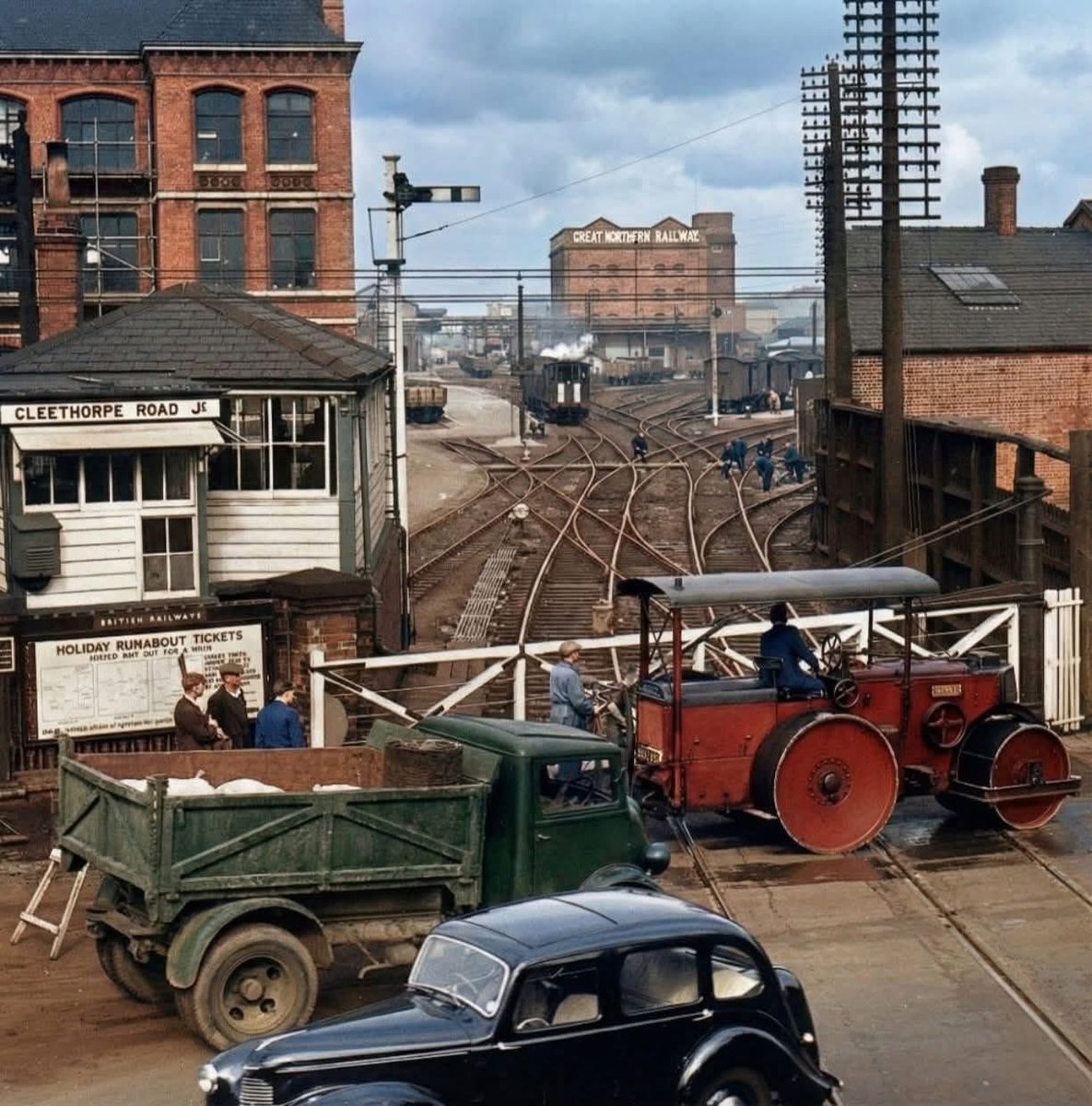 OldEngland1066's tweet photo. Cleethorpe Road level crossing, Grimsby, 1930s. https://t.co/cJoyIE3X0x