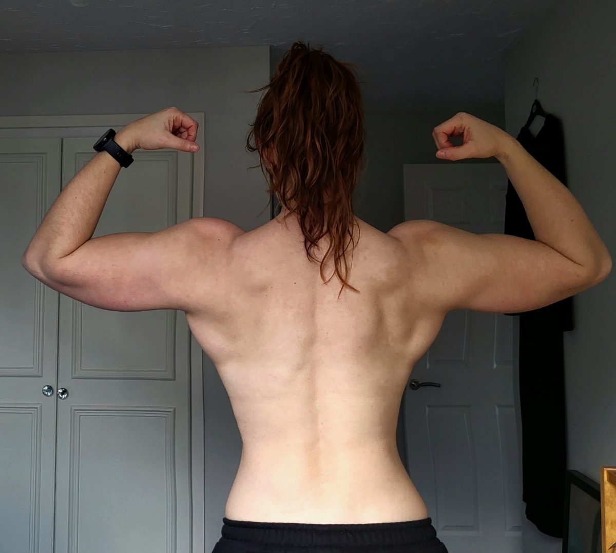 RXRedHead_'s tweet image. Hello March, how's my back looking? 🦇✨️

#flexing #backgoals #stronggirls #redheads