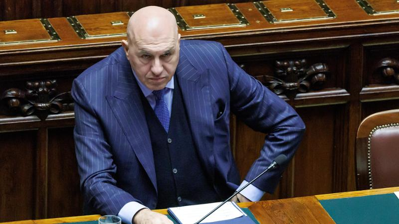 Perché l'affaire Crosetto è un'enormità.

Nei giorni precedenti l'attacco le avvisaglie erano evidenti:
• Ultimatum di Trump
• Due portaerei USA nella regione
• Oltre 15 paesi che hanno chiesto ai cittadini di lasciare l'Iran
• Avvisi “shelter-in-place” per le ambasciate 👇