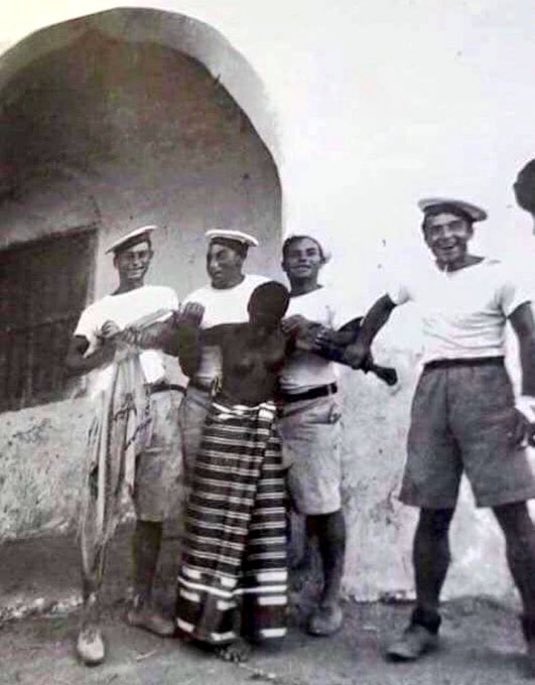 je n’aime pas les Mindele 🧐

Leur guerre, nous n’y entrons pas.
Pendant ce temps, au Congo 🇨🇩, en Haïti 🇭🇹 et au Soudan 🇸🇩, les Noirs continuent de mourir.

Aucun Noir conscient ne peut soutenir Israël 🇮🇱, Iran 🇮🇷 ou les États-Unis 🇺🇸.

Personne ne se soucie réellement de nous.