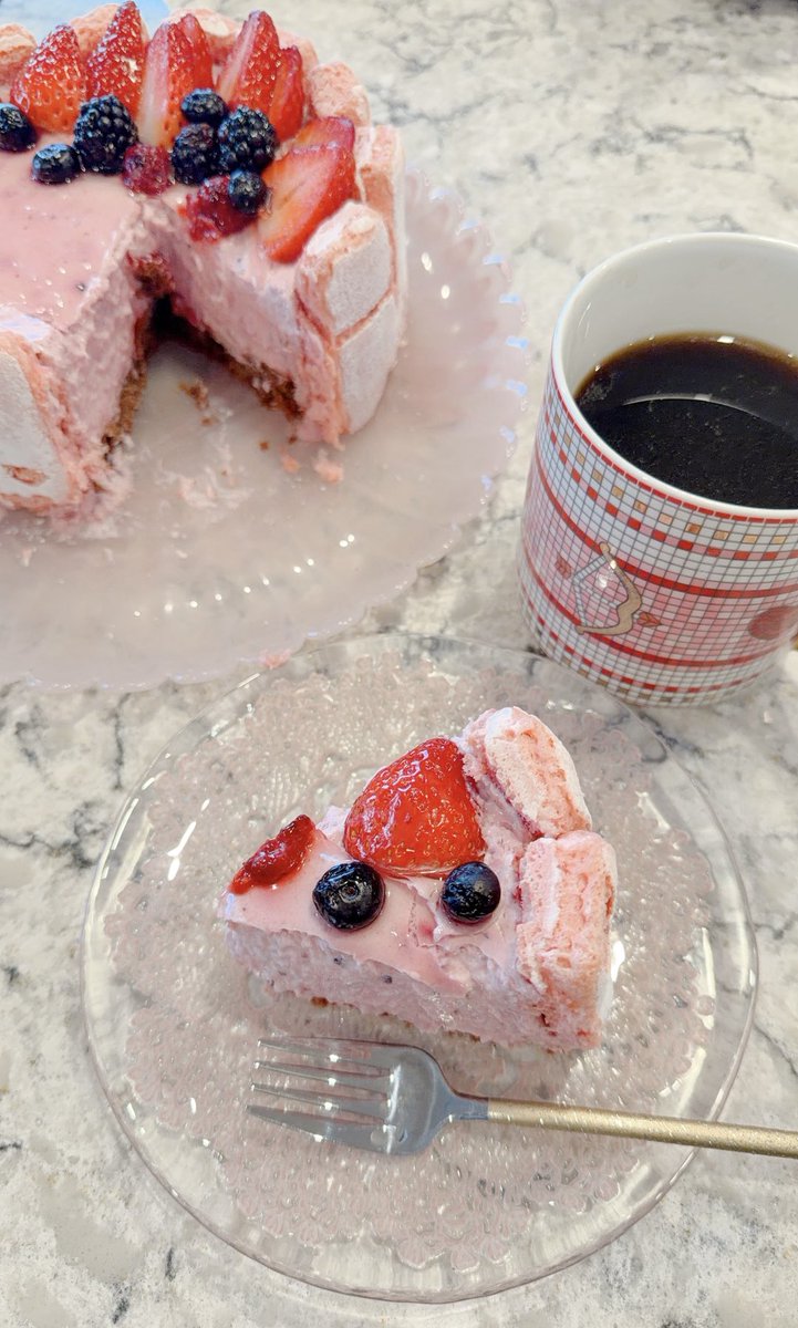 無事に取り出せた🫶💗
ついでにひな祭り🎎祝うかな〜

🇫🇷から持ち帰ったﾛｰｽﾞﾒﾚﾝｹﾞｸｯｷｰがそろそろ賞味期限気になったからｼｬﾙﾛｯﾄｹｰｷ
中身はﾁｮｺｽﾎﾟﾝｼﾞといちごムース

本当ならながよるは白のケーキだよね🎂🍰
まあ時間なかったから来月くらいに

#あわいの民一杯のお茶会