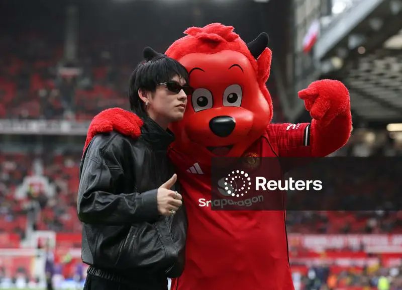 BVC_Streaming's tweet photo. [ Reuter Connect : Premier League - Manchester United v Crystal Palace ] 

Soccer Football - Premier League - Manchester United v Crystal Palace - Old Trafford, Manchester, Britain - March 1, 2026 Actor and singer Vachirawit Chivaaree also known as Bright with Manchester United mascot Fred the Red on the pitch ahead of the match

🔗 https://t.co/C2hZm8cT3e
🔗 https://t.co/agqk5ydXbf
🔗 https://t.co/IhwrE6uA8v
🔗 https://t.co/hryHyBvY6r

(1)
#bbrightvc