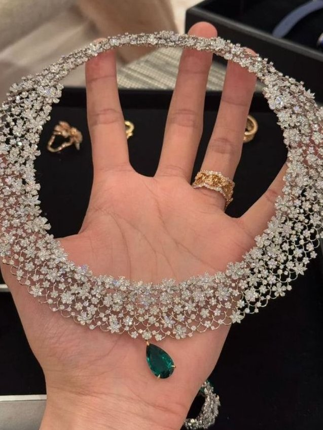 Bella863667's tweet photo. Elegance redefined with this dazzling floral diamond choker  the perfect statement piece for special occasions!
#JewelryDesign #DiamondNecklace #LuxuryJewelry #ElegantAccessories #JewelryLover #ChicStyle #FineJewelry #Glamour #JewelryGoals #FashionStatement https://t.co/CrHtfqL8m9