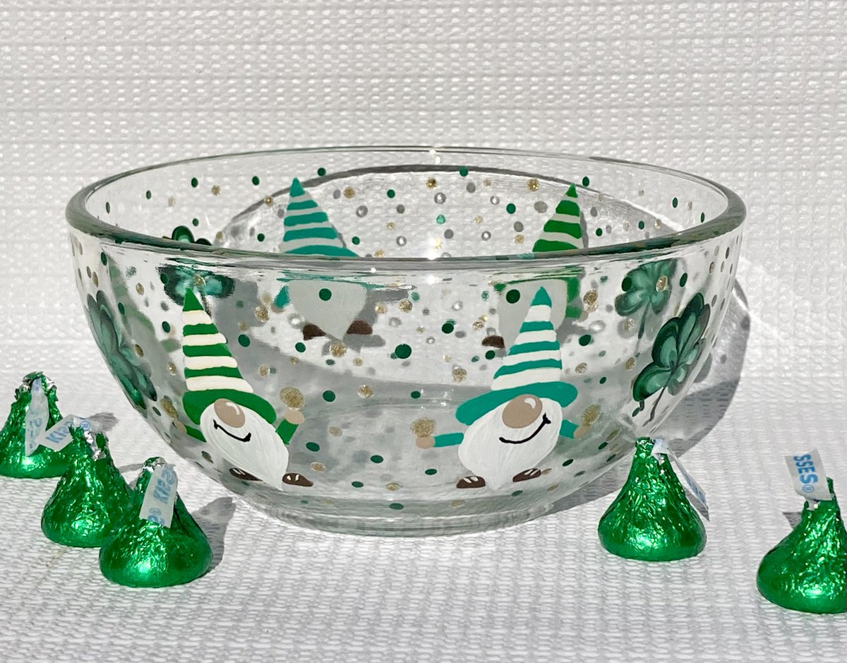 LPaintitpretty's tweet image. Check out these Irish gnomes etsy.com/listing/443571… #StPatricksDay #shamrocks #gnomes #SMILEtt23 #etsy #shopsmall #craftbizparty #ShamelessSelfpromoSunday