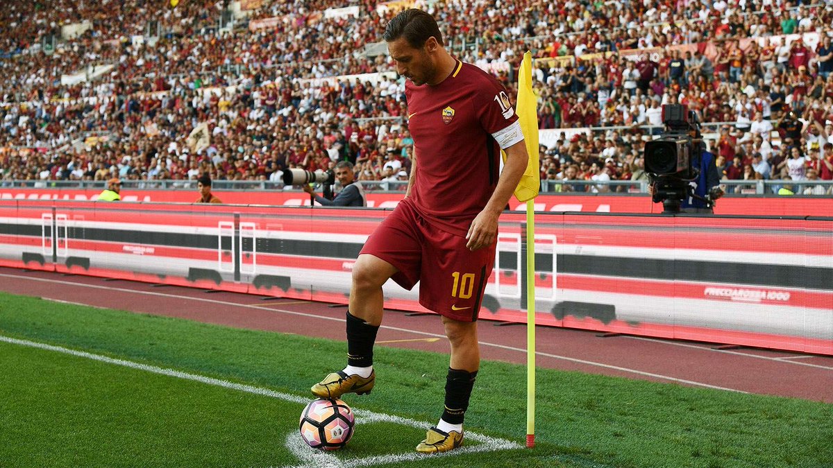 Al 92’ stavamo così.
Non penso ci serviva Totti per far finire la partita lì , invece cosa facciamo? Giochiamo il pallone per farlo arrivare a Svilar che non fa altro che rinviarlo.
A nessuno gli è venuto in mente perdere tempo sulla bandierina? #asroma
