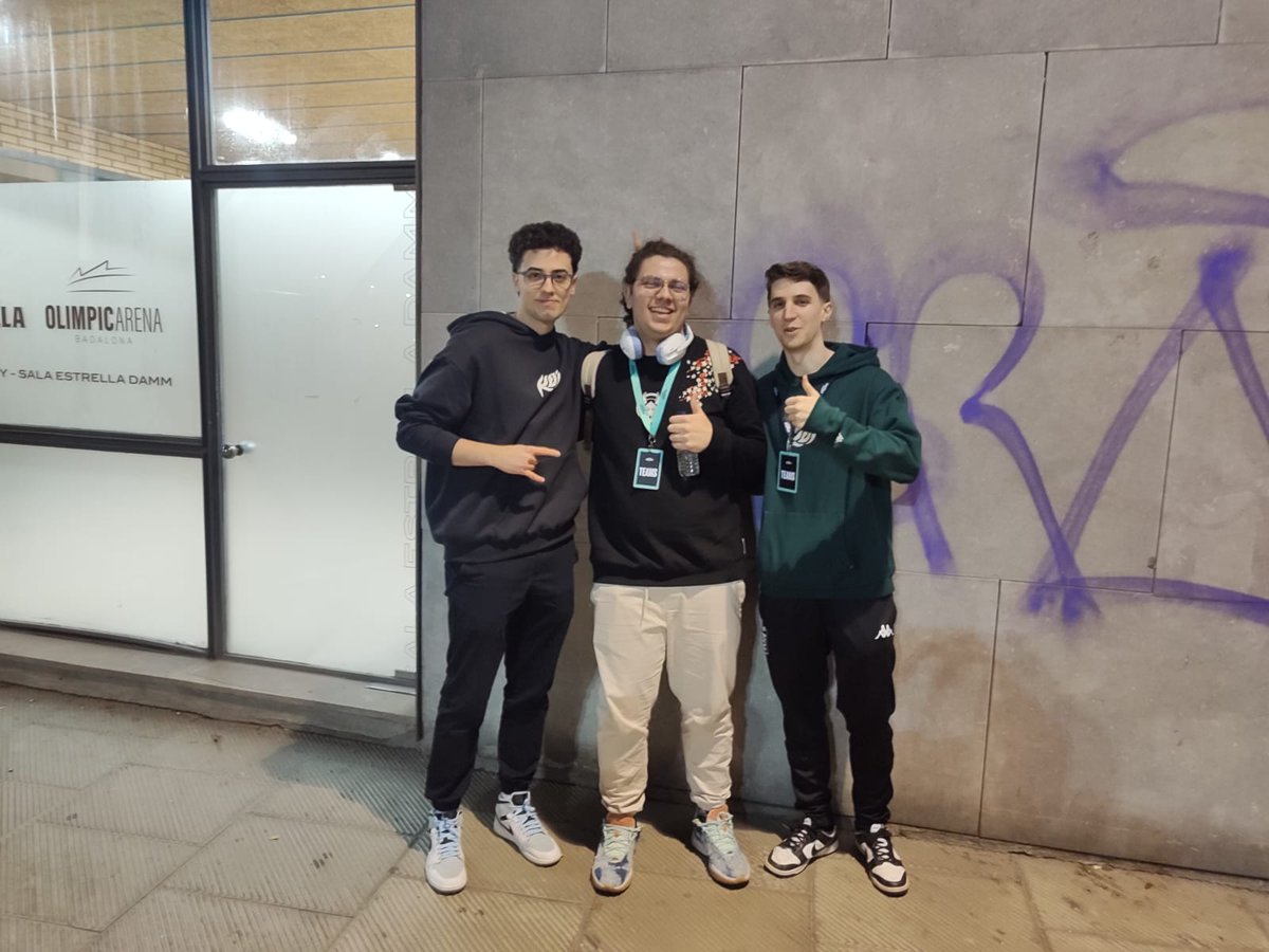 cavesson_'s tweet photo. Aquí con dos fans que se habían quedado sin batería en el móvil @Supa_LoL @AlVaRo710_ 👍 https://t.co/39WruRXd1W