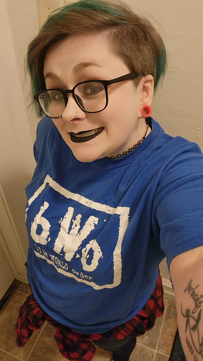 Gyorkle's tweet photo. Hey @BlueMeanieBWO I went to a 90s themed work party as you! https://t.co/Bmx9G1k7Q6