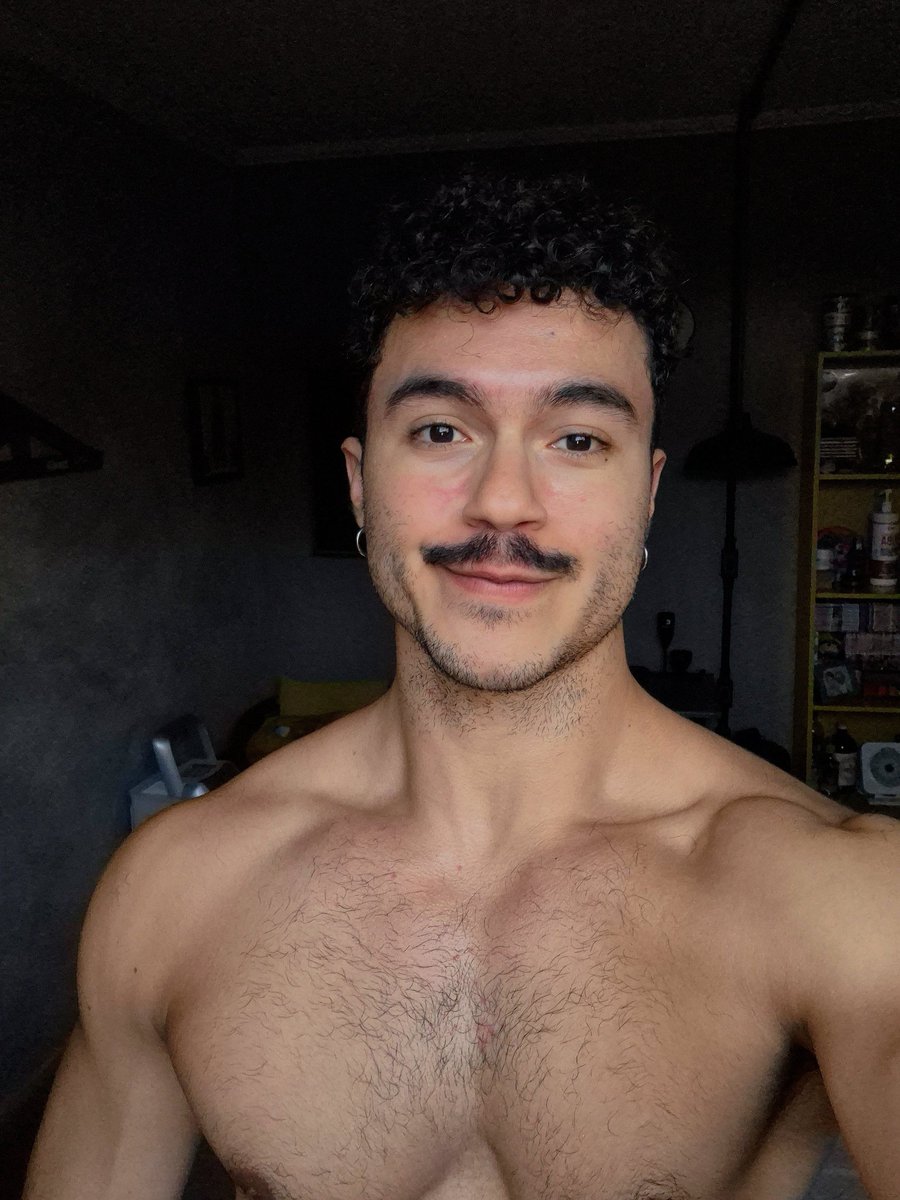 thisismyexile's tweet photo. A cara // as patas https://t.co/AFlaABpdwm