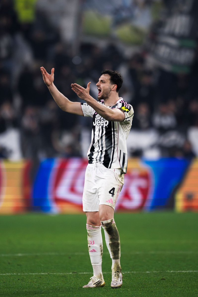 اقسم بالله راجل ودمه حامي 🔥🔥
#RomaJuve 
#FinoAllaFine