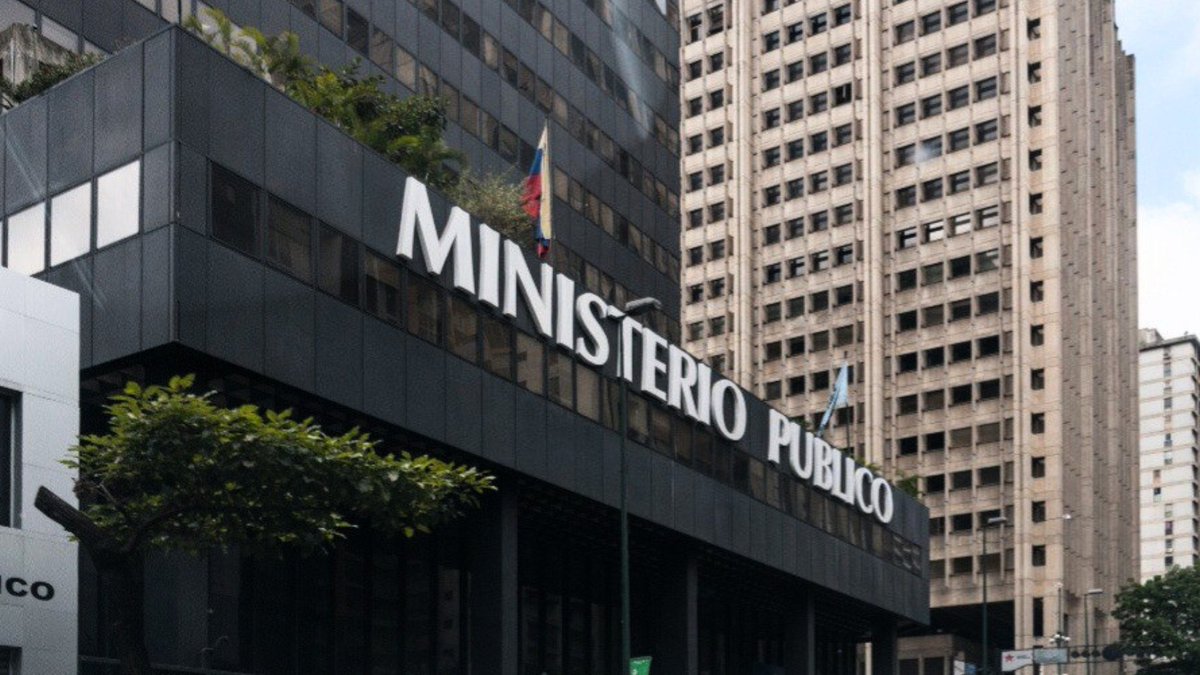 Notitiktok's tweet photo. ¡Nuevos jefes para la justicia!

¡Atención! Este lunes arranca el registro para elegir al nuevo Fiscal General y al Defensor del Pueblo. Tras las renuncias de Saab y Ruiz, tienes hasta el 9 de marzo para postularte en la Asamblea Nacional.

#ministeriopublico #fiscal #defensor #tarekwilliamsaab