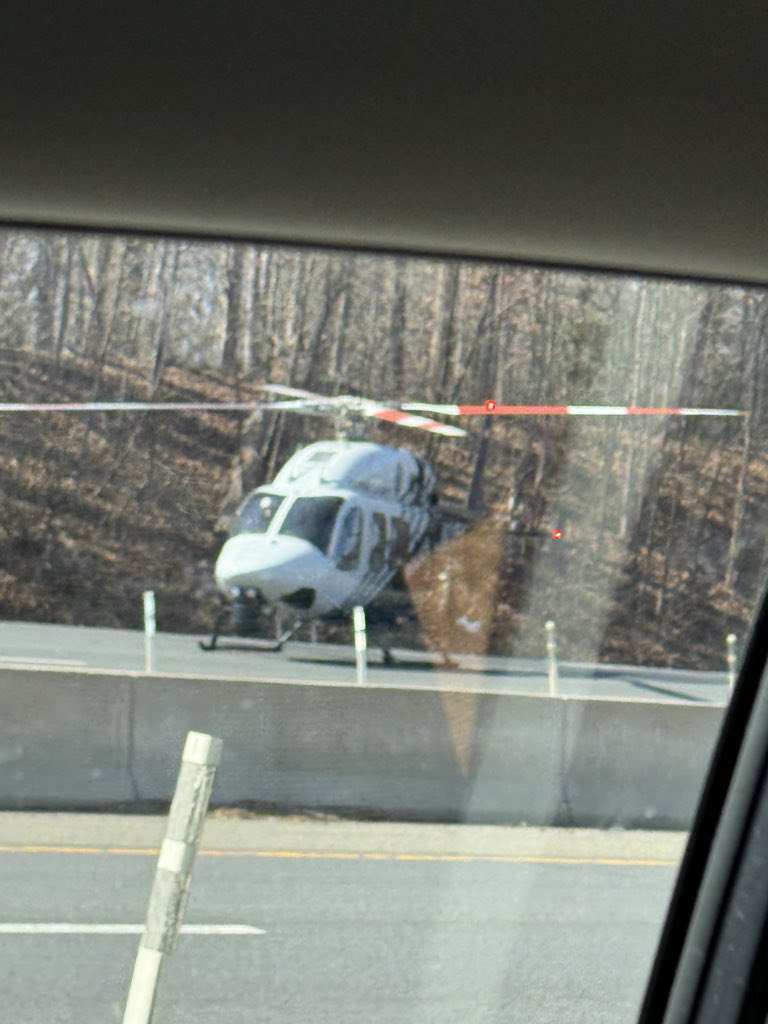 jonataribastv's tweet image. 🚨🔪 ACIDENTE E Agressão na VIRGÍNIA

Suspeito esfaqueia 4 pessoas após acidente na I-495; polícia atira e neutraliza. 2 vítimas em estado crítico, sem mortes. Pistas fechadas.