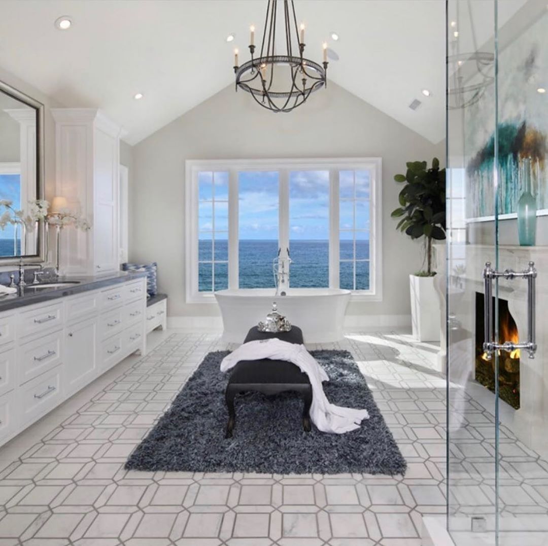 kelysantosperez's tweet image. Esto es lo que se llama sumergirse en el paisaje! Todos sabemos que el estrés se genera cuando no pasamos suficiente tiempo en una bañera como ésta ;)

#realestate #realestatelifestyle #househunting

📸 👉 IG: @theluxedesigner
