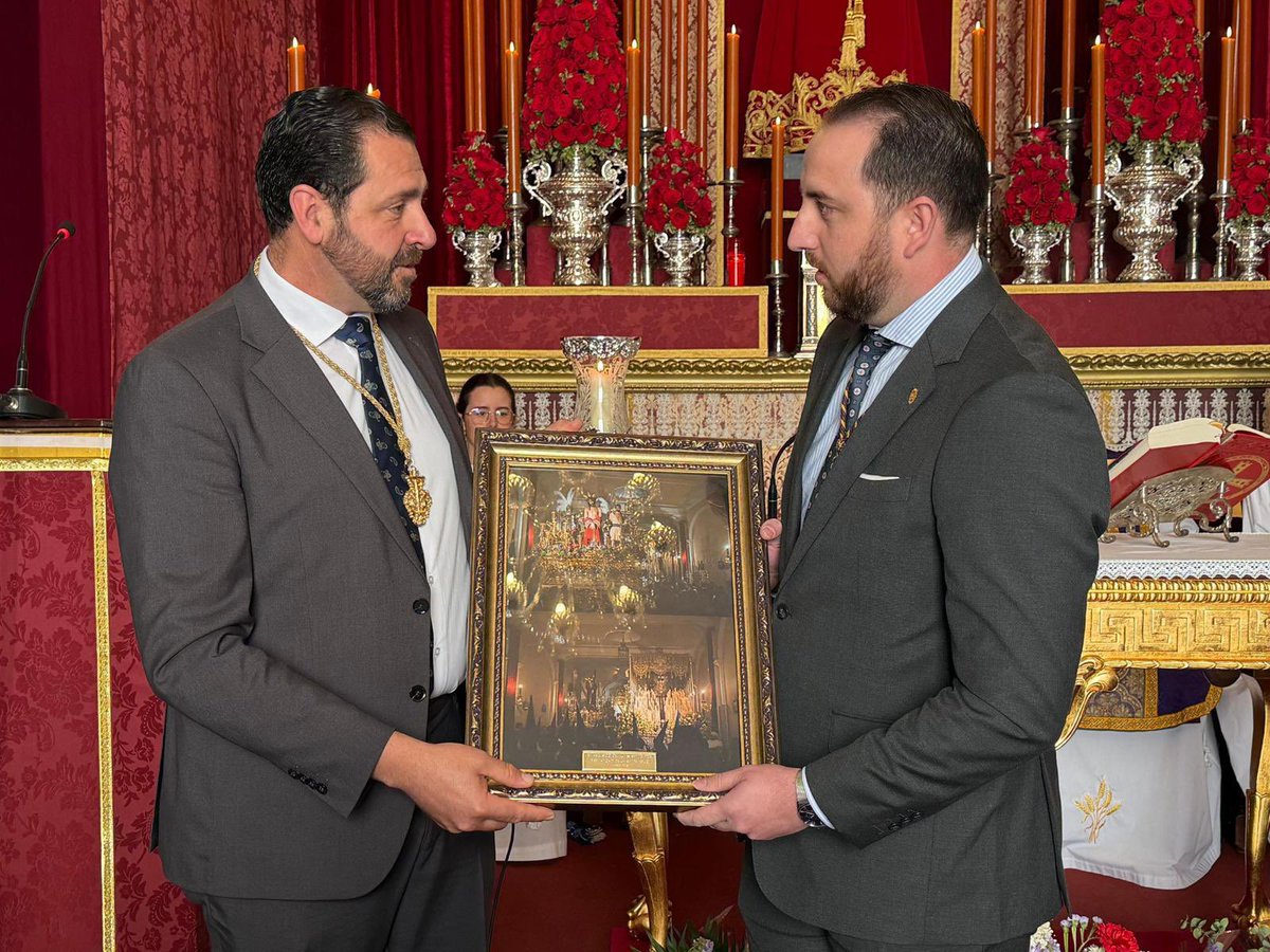 HdadGranPoderDH's tweet photo. Agradecemos a la Hermandad de la Santa Cruz el detalle recibido hoy. Aquel refugio compartido el pasado Lunes Santo se convirtió en un lazo de unión que hoy celebramos. 

Que el Señor del Gran Poder y la Virgen del Amor y Sacrificio nos guíen siempre por este camino. https://t.co/4ZY3QrVOjS