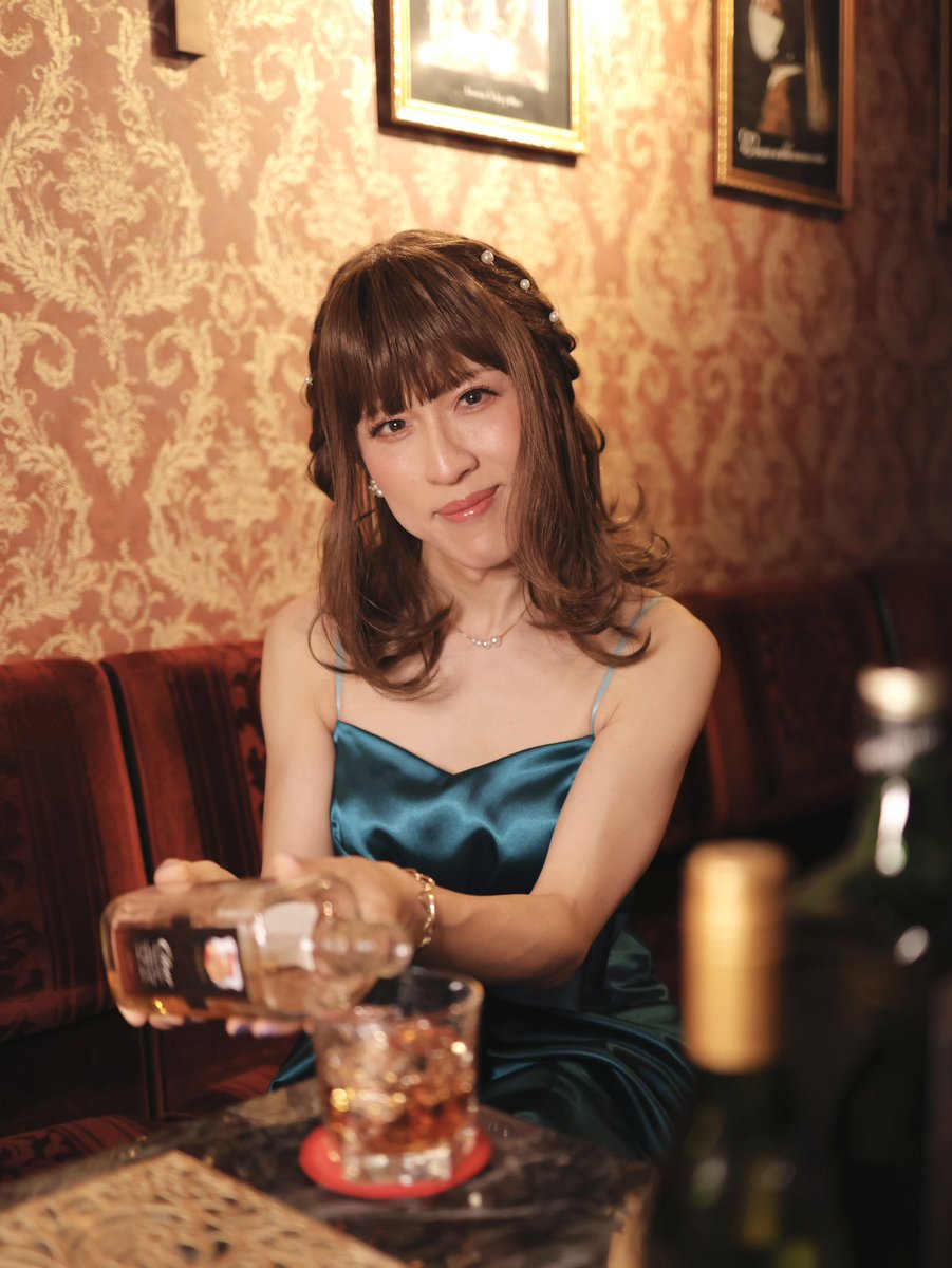 mizuki_san2's tweet photo. みずき嬢のキャバ初出勤❣️
初めは緊張しながら、こんな感じでお酒を注いでたんだけど🍾

なんだか私も酔ってきちゃった…💓
お兄さん、もう一杯いかが？🥂
#女装 #crossdresser https://t.co/OUQQin8KFB