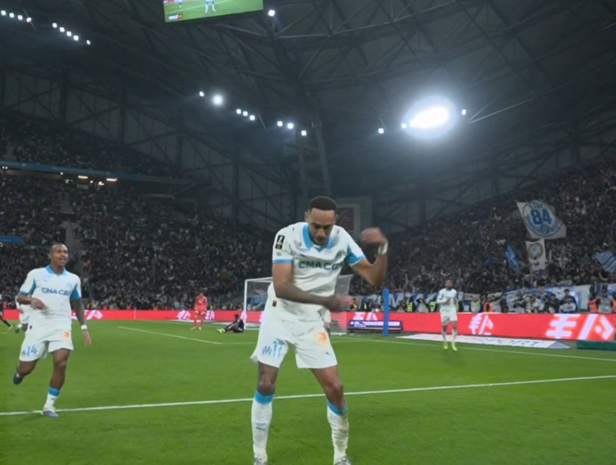 lnstantFoot's tweet photo. La 𝗖𝗘́𝗟𝗘́𝗕𝗥𝗔𝗧𝗜𝗢𝗡 d"Aubameyang 🤣🕺

Quel joueur ! Il est tout simplement éternel https://t.co/E3R3cwjOS2
