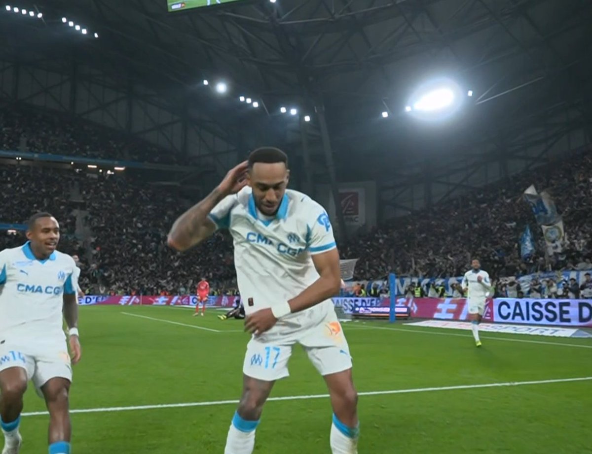 lnstantFoot's tweet photo. La 𝗖𝗘́𝗟𝗘́𝗕𝗥𝗔𝗧𝗜𝗢𝗡 d"Aubameyang 🤣🕺

Quel joueur ! Il est tout simplement éternel https://t.co/E3R3cwjOS2
