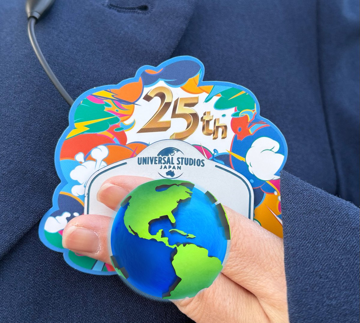 rarjiofficial_'s tweet photo. 本日からクルーさんの名札が #DiscoverU 仕様に🎉🌏
フラッグでお出迎え🚩
#USJファン https://t.co/bjVLrTD6G2