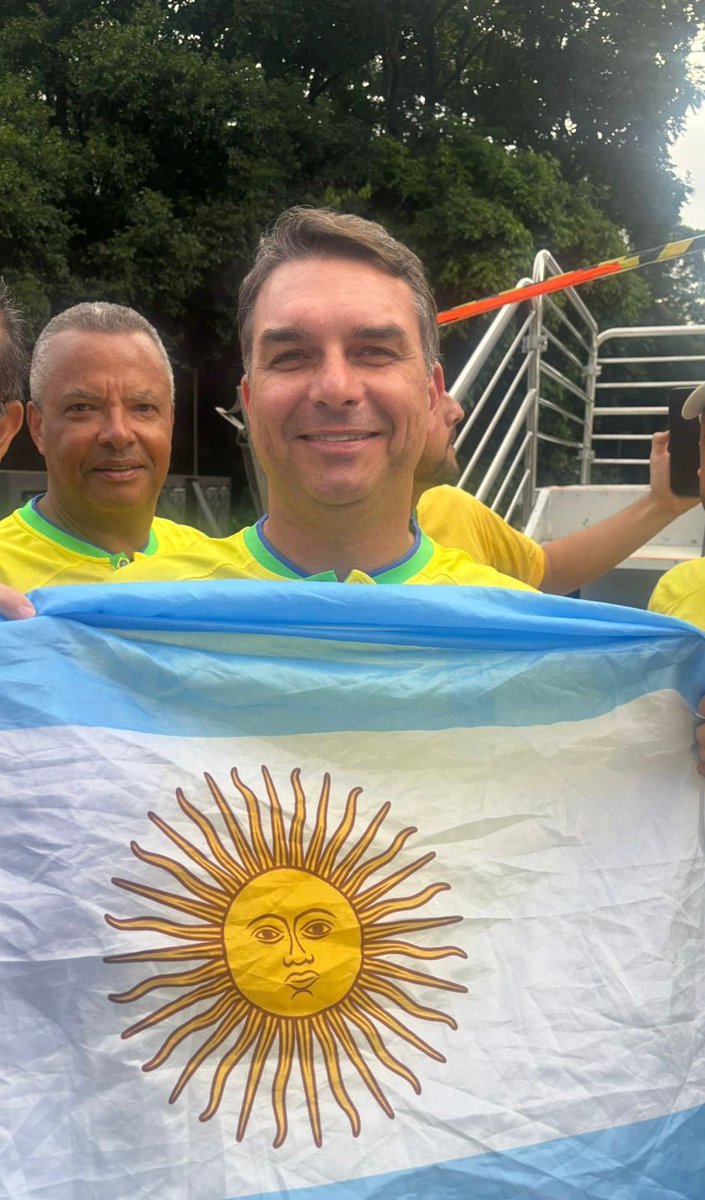 Argentina de <a href="/JMilei/">Javier Milei</a> muito bem representada na manifestação desde domingo na Avenida Paulista. 
União valorizada pelo hermano <a href="/FlavioBolsonaro/">Flávio Bolsonaro</a> Que o Brasil acorde, como a Argentina está acordando e avançando...