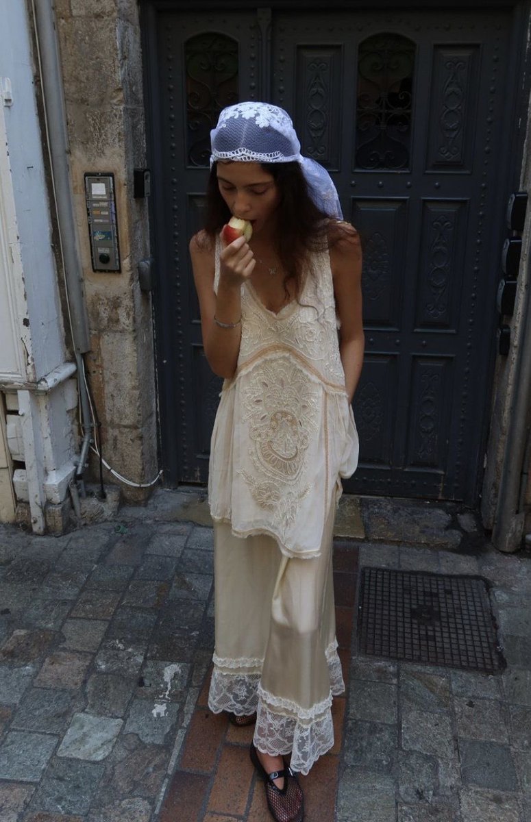 swagrinaa's tweet photo. Italy, peaches, a soft tan, deep talks at sunset, learning languages, light cotton dresses https://t.co/khQ0dTAu94