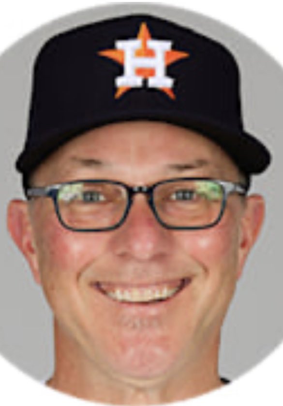 Astros_Coverage's tweet photo. Para esta temporada los #Astros no trajeron de vuelta a su dupla de hitting coaches de Alex Cintron / Troy Snitker, y quizás la principal razón fue la poca disciplina mostrada en el home plate por el equipo en 2025. La pasada campaña los bateadores de Houston vieron como promedio 3.76 pitcheos por aparición al plato (solo Athletics: 3.75 y Marlins: 3.73 vieron menos en todas las Mayores).
Durante el presente Spring Training -ya con Victor Rodriguez y Anthony Iapoce como encargados- los Astros marchan líderes en bases por bolas recibidas (65), pero al mismo tiempo últimos en hits conectados (47), promedio de slugging (.245) y OPS (586).
Los boletos tampoco es que hayan sido del todo productivos, ya que se ubican penúltimos tanto en carreras anotadas (29) como en impulsadas (28), y su promedio de embasados también está en la segunda mitad de la tabla (OBP: 341, posición 19). 
No hay dudas que se comienza a notar el cambio de approach en los bateadores, pero necesitarán más que eso para catalizar esa ofensiva.