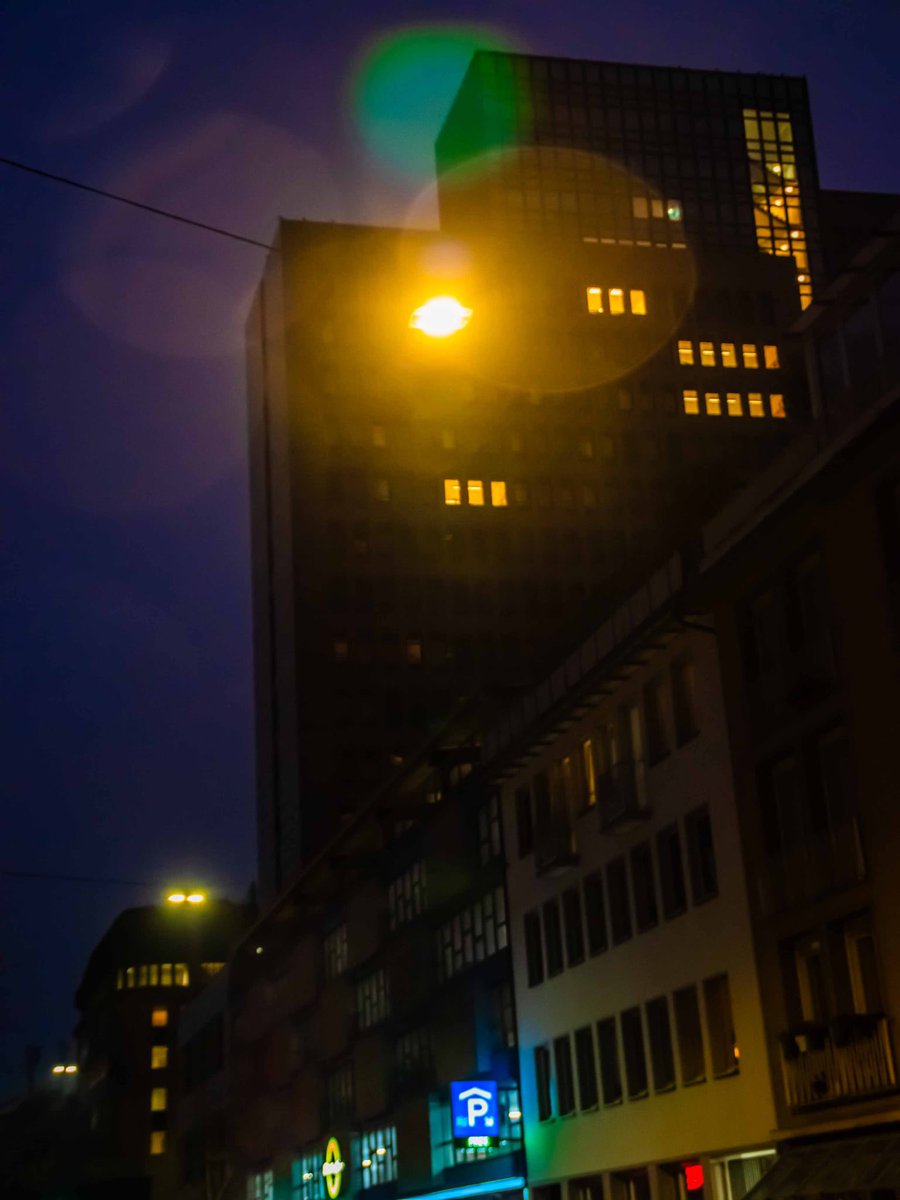 monjiiitefuyuki's tweet image. Düsseldorf 
#düsseldorf #night #iphone14pro #streetsnap