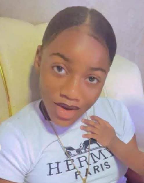KimKimuntu's tweet photo. #RDC: #KINSHASA. 

AVIS DE RECHERCHE : DISPARITION INQUIÉTANTE 🚨
​La famille et les proches de la jeune ESTHER DOMBO lancent un appel à témoin urgent suite à sa disparition à Kinshasa.
​Identité : Esther Dombo, 14 ans.
​Scolarité : Élève au Collège Saint Michel (1ère Commerciale).
​Date de disparition : Samedi 21 février 2026, aux alentours de 14h00.
​Dernier lieu de présence : Vue pour la dernière fois à Ngaliema, au niveau de la 2ème rue Camp Américain GB.
​Signalement vestimentaire :
Au moment de sa disparition, Esther portait un polo orange ainsi qu'une jupe en pagne (liputa).
​Cela fait maintenant 4 jours que sa famille est sans la moindre nouvelle. Chaque minute compte.
​📞 CONTACT D'URGENCE :
Si vous avez la moindre information permettant de la localiser, merci de contacter immédiatement le : +243 853 440 932.
​🙏 MERCI DE PARTAGER MASSIVEMENT. Votre aide est précieuse pour la retrouver saine et sauve.