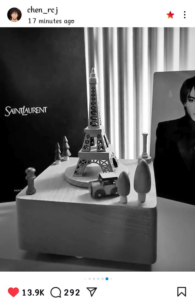 LoriaAngel13's tweet photo. When I saw he posted the gift I gave him. I was so happy that he loved it 🥹.
I spent so much times on it, I bought the box and customised the song myself. I brought it back in my suitcase to give him in Bangkok. I'll never forget it.

#Joonday https://t.co/VhuWHpJcu8