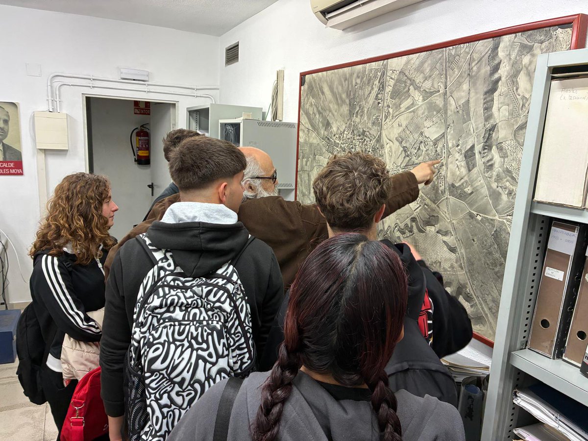 Bachillerato de Investigación Científica: el viernes pasado, los alumnos que investigarán sobre la historia de Valdemoro visitaron el Archivo Municipal. Un patrimonio de 500 años. Muchas gracias a María Jesús López, directora del Archivo, por su disposición y ayuda.
💞📚🚀