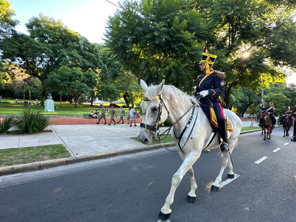 Los valientes granaderos de San Martín camino al Congreso, rinden homenaje a mi padre cuando pasan frente a su busto en Av. del Liberador y Agote.