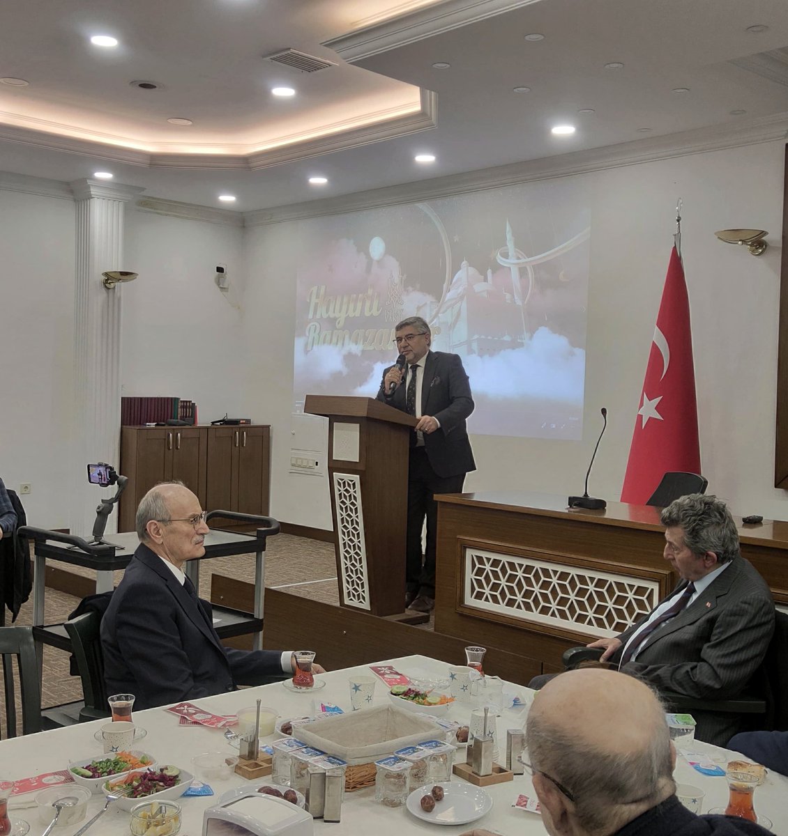isilayvakfi's tweet photo. İSİLAY Vakfı geleneksel iftar buluşmalarının ikincisi gerçekleştirildi.

İslami İlimleri Araştırma ve Yayma Vakfı (İSİLAY) bünyesinde düzenlenen ikinci iftar programı, protokol konuşmaları ile birlikte geniş bir katılım ve yoğun bir manevi atmosfer eşliğinde tamamlandı. https://t.co/Trdoh2Htfa