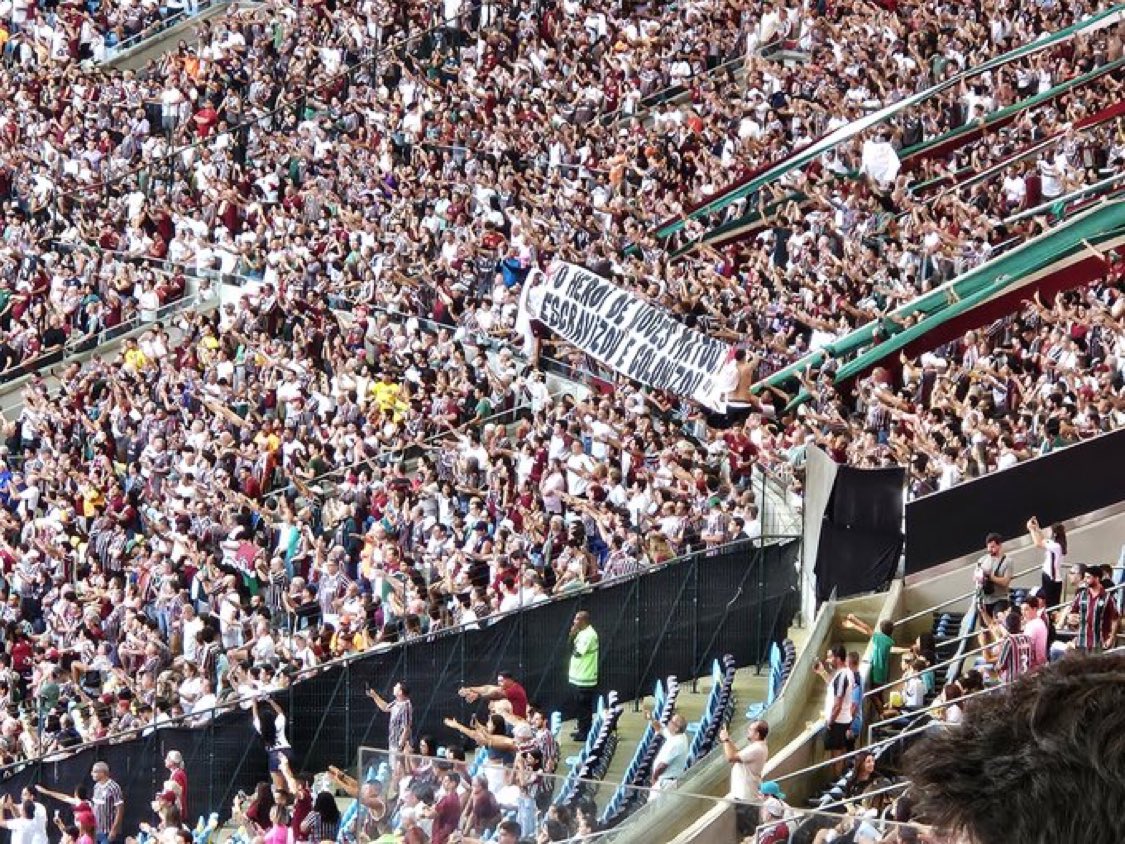 CuriosidadesBRL's tweet photo. Faixa da torcida do Fluminense no Maracanã direcionada ao Vasco: "O herói de vocês matou, escravizou e colonizou". https://t.co/PwAs612euQ