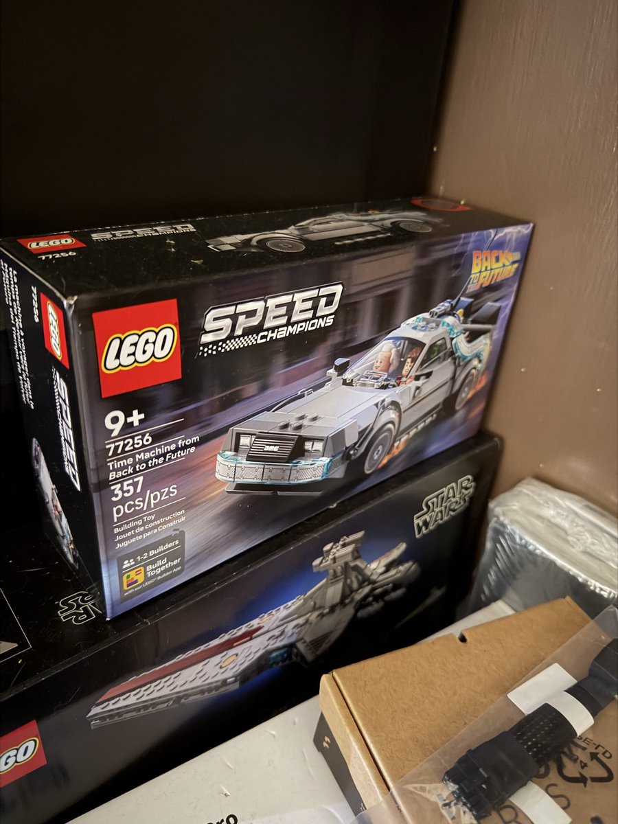 Cheating on #LEGO today but I have no regrets. The Fauxlorean will be replaced my the Speed Champions Time Machine with #LightMyBricks light kit that arrived this week.

I love my Lego dioramas!