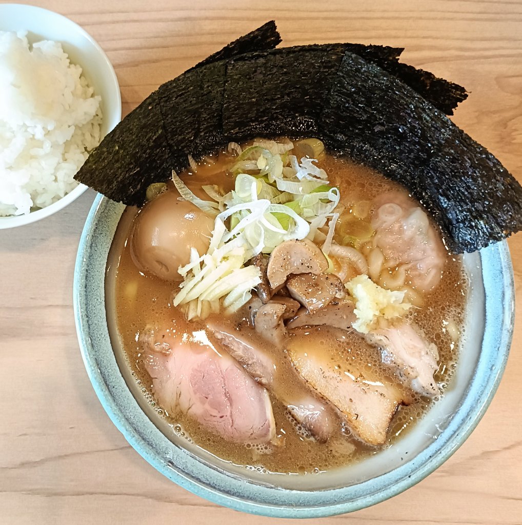 まるネオン tweet media