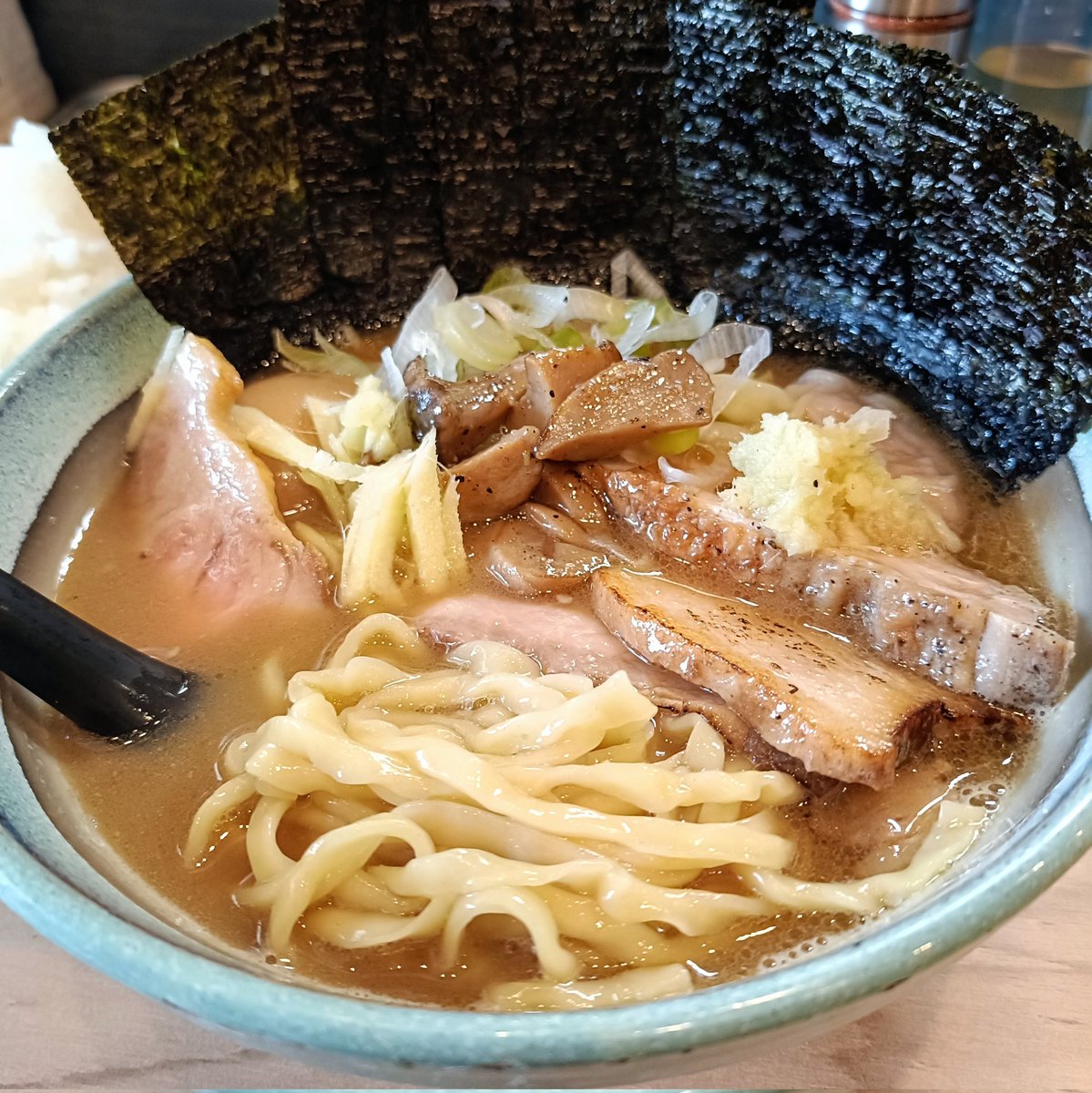 まるネオン tweet media