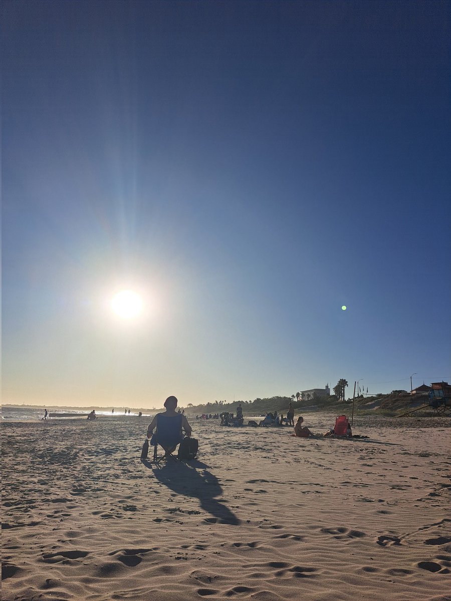 MMauriSchettino's tweet photo. Playita en marzo a pesar de todo, sean felices https://t.co/8qVkDZXrOc