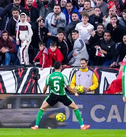 NuestroSevilla_'s tweet photo. Hoy se ha enfadado porque no lo ha hecho el @MarcBartra 

La gente así da asco sea del equipo que sea https://t.co/F30Y3Aygcj
