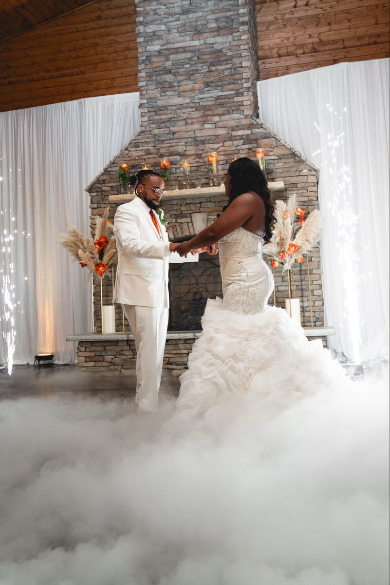 KevinHubbardART's tweet image. THIS is how you start forever.

If your wedding doesn’t feel like a film… we’re doing it wrong.

#WilmingtonNCWedding #WeddingFirstDance #LuxuryWedding #NCWeddingPhotographer #CinematicWedding