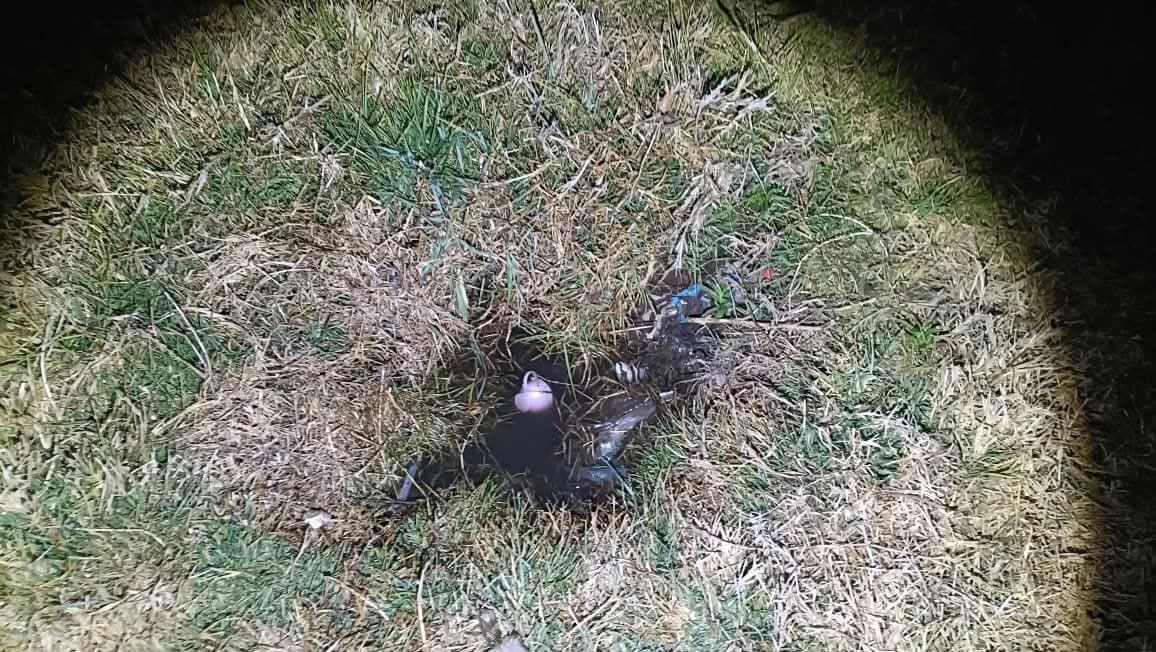 FerFlores_Emp's tweet photo. Quiero enviar una felicitación a nuestros elementos de la Policía Municipal, por el trabajo que anoche realizaron al poder hallar a un pequeño que se encontraba extraviado.

Les platico:

Este sábado por la noche, ￼recibimos una llamada al Centro de Mando, pues una familia en San Lucas Tunco no encontraba a su pequeño; de inmediato activamos nuestro protocolo.

Realizamos un cerco virtual con las cámaras de la zona y nuestra unidad acudió al lugar para apoyar a los padres.

Nuestros elementos lograron ubicar al menor dentro de una zapata con agua acumulada. Actuaron de inmediato y lo sacaron

El menor fue llevado al IMSS para su valoración. Ya pasada la medianoche, el pequeño fue dado de alta.

En Metepec reaccionamos de inmediato cuando se trata de proteger la vida y la tranquilidad de nuestras familias.