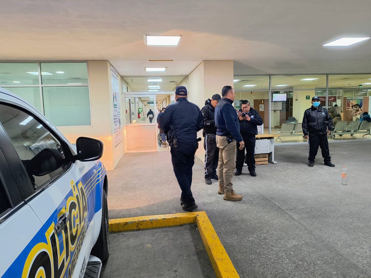 FerFlores_Emp's tweet photo. Quiero enviar una felicitación a nuestros elementos de la Policía Municipal, por el trabajo que anoche realizaron al poder hallar a un pequeño que se encontraba extraviado.

Les platico:

Este sábado por la noche, ￼recibimos una llamada al Centro de Mando, pues una familia en San Lucas Tunco no encontraba a su pequeño; de inmediato activamos nuestro protocolo.

Realizamos un cerco virtual con las cámaras de la zona y nuestra unidad acudió al lugar para apoyar a los padres.

Nuestros elementos lograron ubicar al menor dentro de una zapata con agua acumulada. Actuaron de inmediato y lo sacaron

El menor fue llevado al IMSS para su valoración. Ya pasada la medianoche, el pequeño fue dado de alta.

En Metepec reaccionamos de inmediato cuando se trata de proteger la vida y la tranquilidad de nuestras familias.