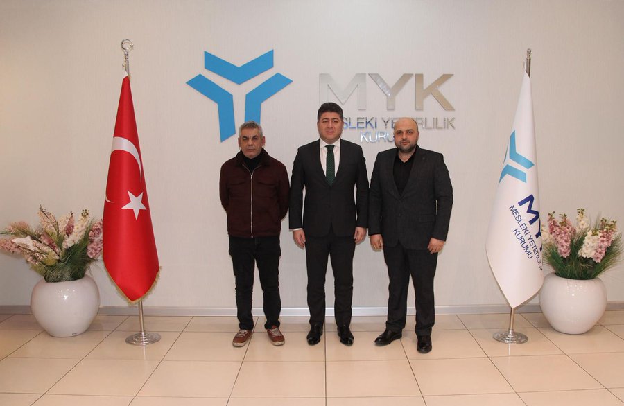 CssmTurkiye's tweet photo. Çıraklık Okulları ve Meslek Liseleri,
Sayın: @_cevdetyilmaz
Sayın: @isikhanvedat
Sayın: @vedatbilgn
Sayın: @RHisarciklioglu
Sayın: @B_Palandoken
Sayın: @Yusuf__Tekin
Sayın: @memetsimsek
Sayın: @profdrorhanates
Sayın: @SekibAvdagic
Sayın: @YasserHassanILO
Sanayinin Kalp Atışıdır.
______________________________
📌 2026 Gerçeği

Yıl 2026. Endüstri değişiyor, Meslek 5.0 konuşuluyor, yüksek katma değerli üretim hedefleniyor. Bu hedef için mesleki eğitim stratejik sektör ilan edilmeli, çıraklık sistemi üretim planlamasının merkezine yerleştirilmeli, teknik eğitim güçlü ve güvenli bir kariyer yolu olmalı. Geçmişten gelen sorunlar kalıcı biçimde çözülmeli. Dijital dönüşüm üst yapıysa, mesleki eğitim temel betondur. Temel sağlam değilse bina yükselmez.

🎯 Net Sonuç

World Economic Forum'un işaret ettiği gerçek açık: Gelecek meslek  değil, beceri kombinasyonunu ödüllendirecek. Diploma değil, yetkinlik arayacak. Teknoloji değil, teknolojiyle birlikte çalışabilen insanı seçecek.

Türkiye'nin stratejik başarısı; insanı merkeze alan, mesleki eğitimi güçlendiren ve üretim zincirinin ilk basamağını sağlamlaştıran bir yaklaşıma bağlı.

Yazılım yazılır, makine tasarlanır, politika hazırlanır. Ama üretim, yetişmiş insanla yapılır. Ve güçlü bir gelecek, güçlü bir başlangıçla kurulur.

ÇIRAKLIK VE STAJ SGK BAŞLANGICI OLSUN!

⚙️ÇSSM TÜRKİYE 🇹🇷
#EducationCannotWait
#SosyalAdalet
#DecentWork
#SosyalKoruma #HerkesİçinİnsanaYakışırİş #EğitimHakkı
#Staj
#Çıraklık
#Sigortası
#Sgk
#Başlangıcı
#Olsun