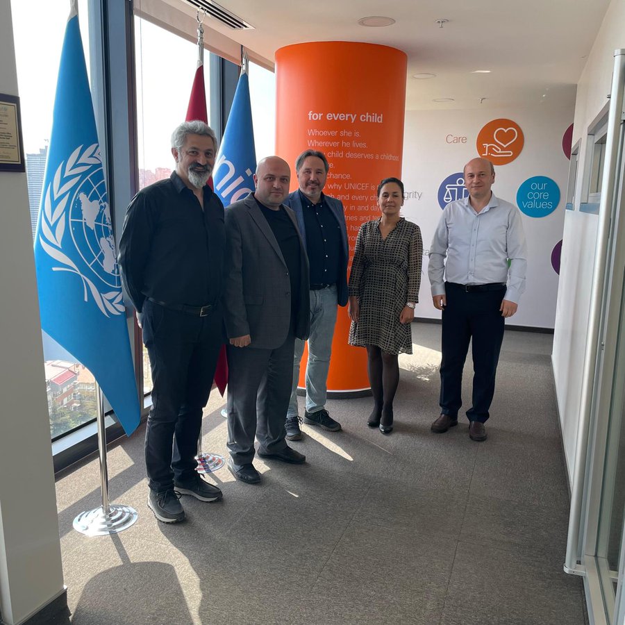 CssmTurkiye's tweet photo. Çıraklık Okulları ve Meslek Liseleri,
Sayın: @_cevdetyilmaz
Sayın: @isikhanvedat
Sayın: @vedatbilgn
Sayın: @RHisarciklioglu
Sayın: @B_Palandoken
Sayın: @Yusuf__Tekin
Sayın: @memetsimsek
Sayın: @profdrorhanates
Sayın: @SekibAvdagic
Sayın: @YasserHassanILO
Sanayinin Kalp Atışıdır.
______________________________
📌 2026 Gerçeği

Yıl 2026. Endüstri değişiyor, Meslek 5.0 konuşuluyor, yüksek katma değerli üretim hedefleniyor. Bu hedef için mesleki eğitim stratejik sektör ilan edilmeli, çıraklık sistemi üretim planlamasının merkezine yerleştirilmeli, teknik eğitim güçlü ve güvenli bir kariyer yolu olmalı. Geçmişten gelen sorunlar kalıcı biçimde çözülmeli. Dijital dönüşüm üst yapıysa, mesleki eğitim temel betondur. Temel sağlam değilse bina yükselmez.

🎯 Net Sonuç

World Economic Forum'un işaret ettiği gerçek açık: Gelecek meslek  değil, beceri kombinasyonunu ödüllendirecek. Diploma değil, yetkinlik arayacak. Teknoloji değil, teknolojiyle birlikte çalışabilen insanı seçecek.

Türkiye'nin stratejik başarısı; insanı merkeze alan, mesleki eğitimi güçlendiren ve üretim zincirinin ilk basamağını sağlamlaştıran bir yaklaşıma bağlı.

Yazılım yazılır, makine tasarlanır, politika hazırlanır. Ama üretim, yetişmiş insanla yapılır. Ve güçlü bir gelecek, güçlü bir başlangıçla kurulur.

ÇIRAKLIK VE STAJ SGK BAŞLANGICI OLSUN!

⚙️ÇSSM TÜRKİYE 🇹🇷
#EducationCannotWait
#SosyalAdalet
#DecentWork
#SosyalKoruma #HerkesİçinİnsanaYakışırİş #EğitimHakkı
#Staj
#Çıraklık
#Sigortası
#Sgk
#Başlangıcı
#Olsun