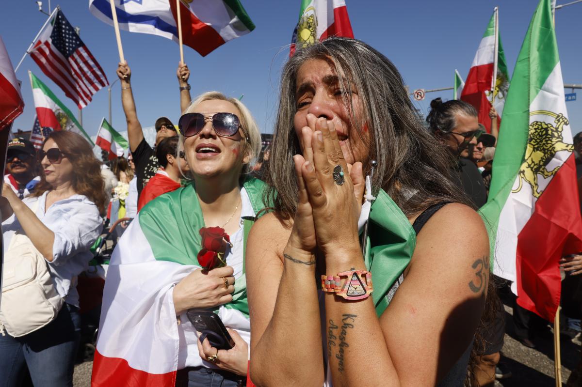 Thousands of Iranian-Americans descend on LA for second day of celebrations after ayatollah killed trib.al/y2JSzFY