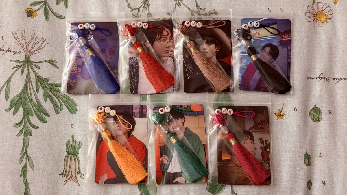 CosmikGirl19's tweet photo. Phone straps available in Madrid on June 26 and 27 💜 #BTS #BTSComeback2026 #BTS_WORLDTOUR #BTS_ARIRANG #BTSTour2026 https://t.co/IGF4V57dMM