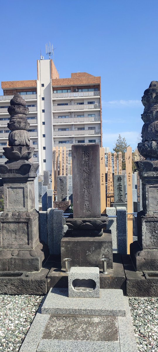 青山２丁目に築地塀の肥前島原藩松平家菩提寺「玉窓寺」がある。