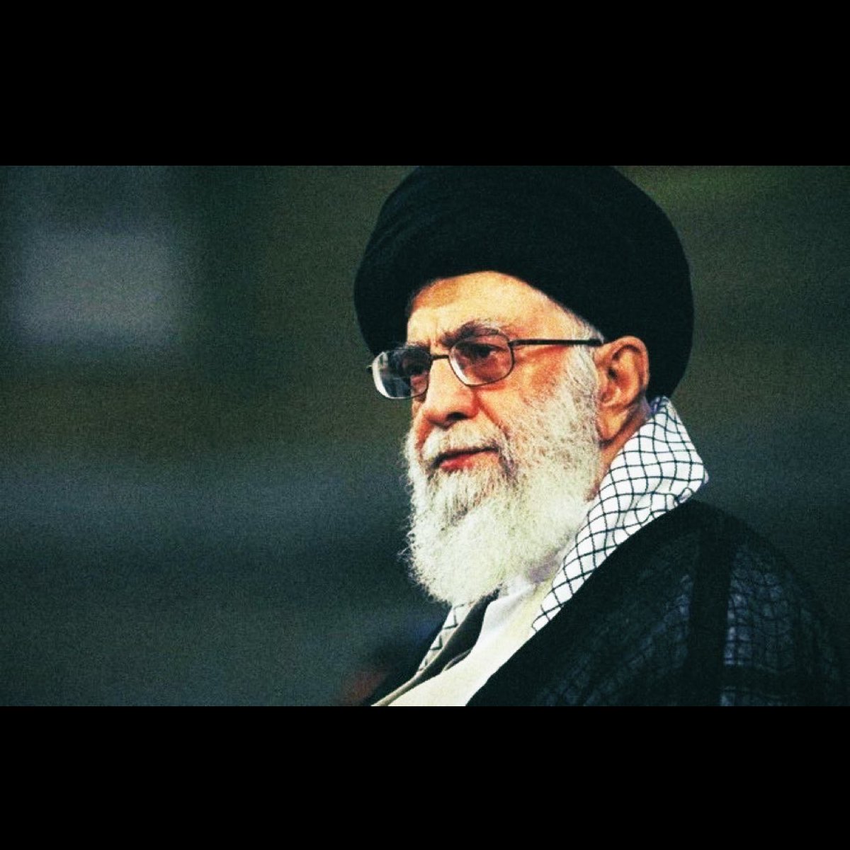 ملطوم من قبل لاتلطم 
ومن بعد ماتلطم تلايط 
بنيت اللي تبنيته يحطم  
الطموح المنحط حايط  
#مقرن_الخراصي
#خامنئي