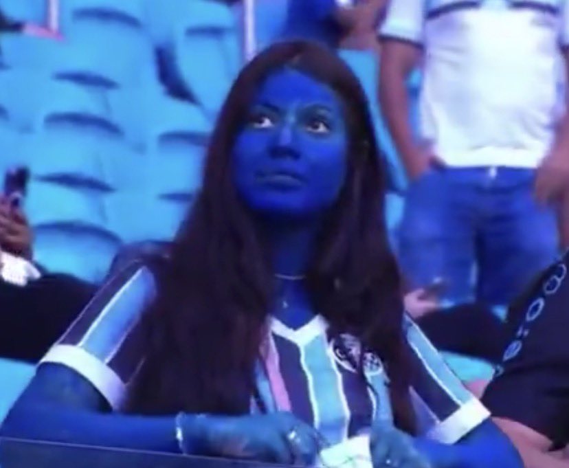 “Você torce pra qual time?”

Eu olhando pra pessoa no meu dia menos fanático: