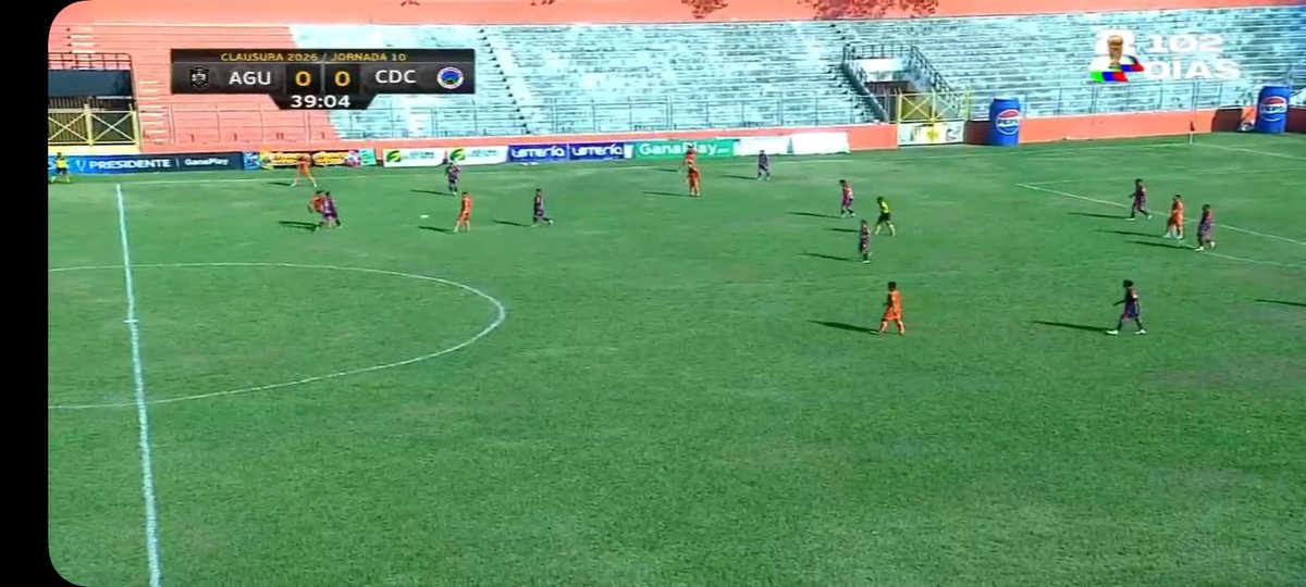 No entiendo como las instituciones de salud no han intervenido en ese alboroto de gente q se ve en los graderíos, los virus se andan propagando, en estos eventos de alta convocatoria no deberían de permitir ese "tumulto" de gente