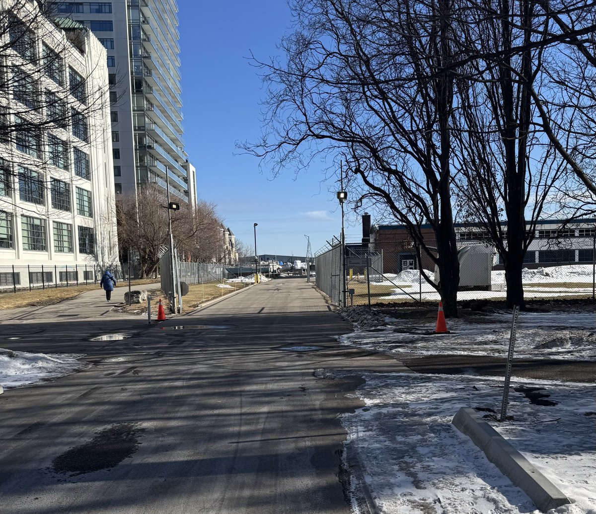 sginty75's tweet photo. @311Toronto the stop sign is missing on the road into HMCS York where the road intersects with the Martin Goodman trail https://t.co/PtPeLlQEBL